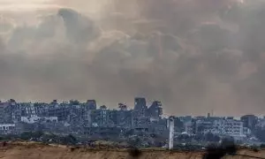 Una nube de humo se eleva sobre los edificios destruidos en Gaza mientras continúan los combates entre las tropas israelíes y Hamás, a 3/1/2024