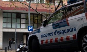 Imagen de archivo de un coche de los Mossos d'Esquadra aparcado, a 16 de octubre de 2023, en Barcelona.