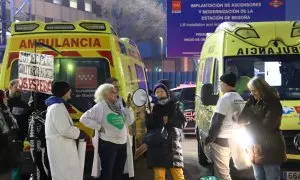 Vecinos y sanitarios de concentran a las puertas de Urgencias de La Paz, en Madrid, a 8 de enero de 2024.