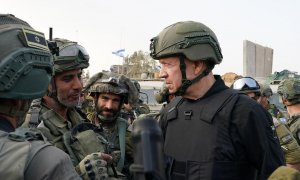 El ministro de Defensa de Israel, Yoav Gallant, habla con los soldados israelíes en Gaza, a 2 de enero de 2024.