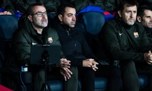 En el centro, Xavi Fernández, entrenador del FC Barcelona, a 28 de noviembre de 2023, en Barcelona.