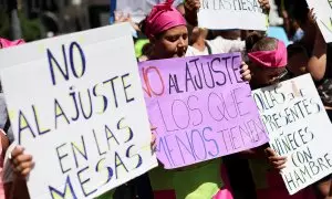 Manifestantes protestan frente al hotel donde se hospeda el presidente de Argentina, Javier Milei, en Buenos Aires, Argentina, a 5 de enero de 2024.