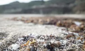 Pellets de plástico en la playa de Sabón, a 9 de enero de 2024, en A Coruña, Galicia (España).