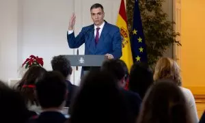 El presidente del Gobierno, Pedro Sánchez, comparece para explicar el decreto que prorroga el escudo social tras una rueda de prensa posterior a la reunión del Consejo de Ministros, en el Palacio de la Moncloa, a 27 de diciembre