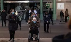 Varias personas con mascarillas en el Hospital Clínic de Barcelona, a 8 de enero de 2024.