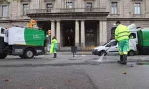 Treballadors municipals netegen la zona de Pla de Palau amb aigua freàtica