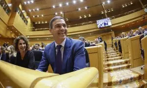 El presidente del Gobierno, Pedro Sánchez (d), y la vicepresidenta primera y ministra de Hacienda, María Jesús Montero, durante el pleno del Congreso, reunido excepcionalmente en el Senado