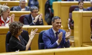 El presidente del Gobierno, Pedro Sánchez (d), y la vicepresidenta primera y ministra de Hacienda, María Jesús Montero, durante la votación en el pleno del Congreso, reunido excepcionalmente en el Senado