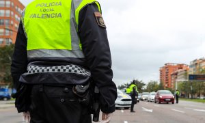 Fotografía de archivo de un agente de la Policía Local de València, a 24 de marzo de 2020.