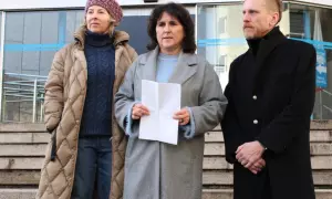 10/1/24 La candidata de Podemos Galicia, Isabel Faraldo, en el centro, frente a los juzgados de A Coruña en una imagen de archivo.