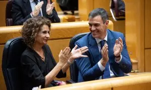 La vicepresidenta primera y ministra de Hacienda, María Jesús Montero, y el presidente del Gobierno, Pedro Sánchez, celebran la aprobación en el Congreso del decreto anticrisis.