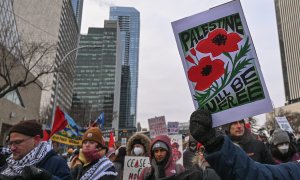 Partidarios y activistas locales, participan en la Marcha por Palestina en el centro de Edmonton, el 7 de enero de 2024, en Edmonton, Alberta, Canadá.