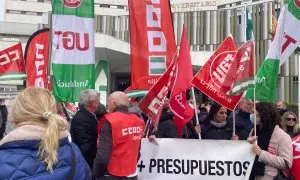 Concentración ante la puerta del hospital Virgen Macarena de Sevilla.