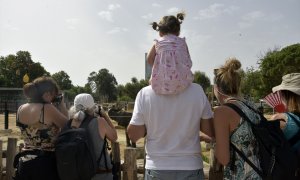 Imagen de archivo de una madre y un padre ejerciendo la crianza de su hija pequeña.