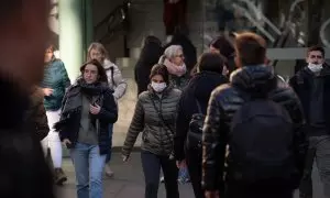 11/1/24-Varias personas con mascarillas, en el Hospital Clínic de Barcelona, a 8 de enero de 2024, en Barcelona, Catalunya (España).