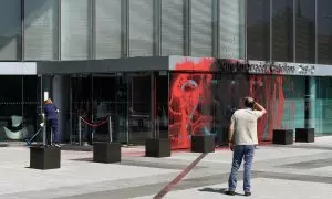 Pintadas realizadas por Futuro Vegetal en el edificio de la embajada del Reino Unido en Madrid, a 15 de junio de 2023.