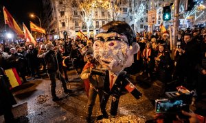 Ultras celebran la entrada del año nuevo en la calle Ferraz con una piñata de Pedro Sánchez, a 1 de enero de 2024, en Madrid.