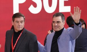 El diputado del PSOE y candidato del PSdeG para elegir el candidato a la Xunta, Xosé Ramón Gómez Besteiro, y el secretario general del PSOE y presidente del Gobierno, Pedro Sánchez, el pasado diciembre en Santiago de Compostela.