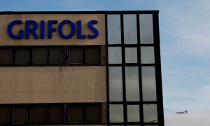 El logo de la empresa farmacéutica Grifols en su edificio de oficinas y logística en Coslada, cerca de Madrid. REUTERS/Susana Vera