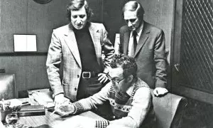 José Afonso, durante la firma de su contrato con Orfeu, junto a Arnaldo Trindade (izquierda).