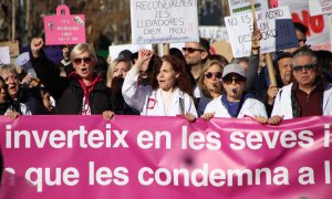 Un miler d'infermeres protesten al centre de Barcelona.