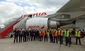 Flota de Iberia y personal de aeropuerto que continúa trabajando en plena crisis del coronavirus. Imagen de archivo, el 17 de abril de 2020