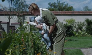 La actriz Sandra Hüller en una escena de la película 'La zona de interés', Jonathan Glazer.