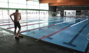 Un nedador es prepara per posar-se a l’aigua de la piscina coberta de Santa Coloma de Farners