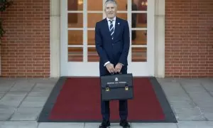 El ministro de Interior, Fernando Grande-Marlaska, posa con su cartera a su llegada a la primera reunión de Consejo de Ministros de la XV legislatura, en el Palacio de la Moncloa. E.P./Eduardo Parra