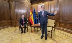 El presidente del Gobierno, Pedro Sánchez, y el líder del PP, Alberto Núñez Feijóo, durante una reunión, en el Congreso de los Diputados, a 22 de diciembre de 2023, en Madrid