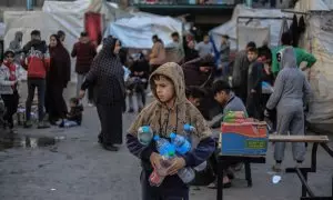 Palestinos desplazados en Gaza se refugian en un colegio de la ONU, a 16 de enero de 2024.