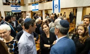 La presidenta de la Comunidad de Madrid, Isabel Díaz Ayuso (c), asiste al solemne acto celebrado en memoria de las víctimas de los ataques terroristas sufridos por Israel, en la Sinagoga Beth Yaacov, a 10 de octubre de 2023, en Madrid.