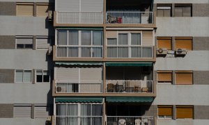 La fachada de un edificio de viviendas vista desde el mirador del Poble Sec, a 17 de mayo de 2023, en Barcelona, Catalunya.