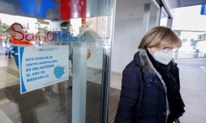 Una mujer sale del Hospital General Universitario Gregorio Marañón con mascarilla, a 11 de enero de 2024, en Madrid (España).