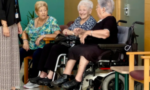 Tres dones grans en una residència, en una foto d'arxiu.