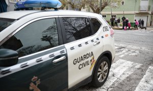 Vehículo de la Guardia Civil en los exteriores del Juzgado número 4 de Sueca, València, a 6 de abril de 2022.