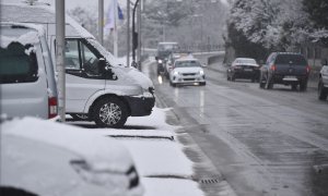 Nieve sobre un furgón, a 10 de enero de 2024, en Jaca, Huesca, Aragón