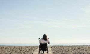 Una mujer en silla de ruedas en la playa (Archivo). — Freepik