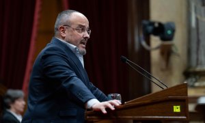 El presidente del PP catalán, Alejandro Fernández, interviene durante una sesión de control al Govern, a 13/12/2023, en Barcelona, Catalunya