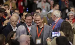 El expresidente del Gobierno José Luis Rodríguez Zapatero, acompañado por el candidato socialista a la Xunta, José Ramón Gómez, a su llegada a la Convención Política de A Coruña.