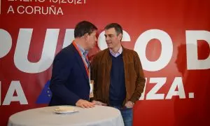 El presidente del Gobierno, Pedro Sánchez (d), y el candidato del PSdeG a presidir la Xunta de Galicia, José Ramón Gómez Besteiro (i), durante la convención política del PSOE