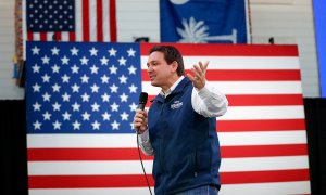 El candidato presidencial republicano y gobernador de Florida, Ron DeSantis, habla durante una visita de campaña antes de las primarias presidenciales de Carolina del Sur en Myrtle Beach, Carolina del Sur, EE.UU., el 20 de enero de 2024.