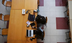 Dos personas estudian en una biblioteca.