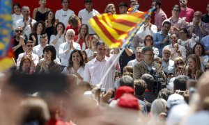 La ministra Diana Morant, junto al secretario general del PSOE y presidente del Gobierno, Pedro Sánchez, y otros dirigentes del PSPV en un acto celebrado en mayo del pasado año en València.