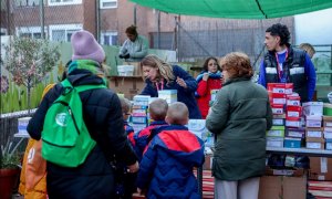 Imagen de un reparto de comida y de calzado para familias en situación de vulnerabilidad económica.