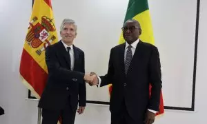 El ministro del Interior, Fernando Grande Marlaska, saludo a su homólogo senegalés,  Sidiki Kaba, durante una visita a Dakar, a 30 de octubre de 2023.