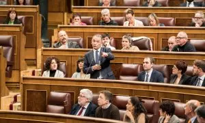 Imagen de archivo de Enrique Santiago en una intervención parlamentaria desde su escaño ante la presencia de Íñigo Errejón y el resto de diputados de Sumar