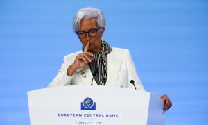 La presidenta del BCE, Christine Lagarde, durante la rueda de prensa posterior a la reunión del Consejo de Gobierno de la entidad, en su sede en Fráncfort. REUTERS/Kai Pfaffenbach