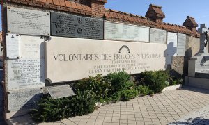 Placa en honor a los combatientes extranjeros llegados a la capital para defenderla de los sublevados