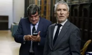 El ministro del Interior, Fernando Grande-Marlaska (d), junto al ministro para la Transformación Digital y de la Función Pública, José Luis Escrivá, antes de participar en Los Desayunos del Ateneo este viernes en Madrid.